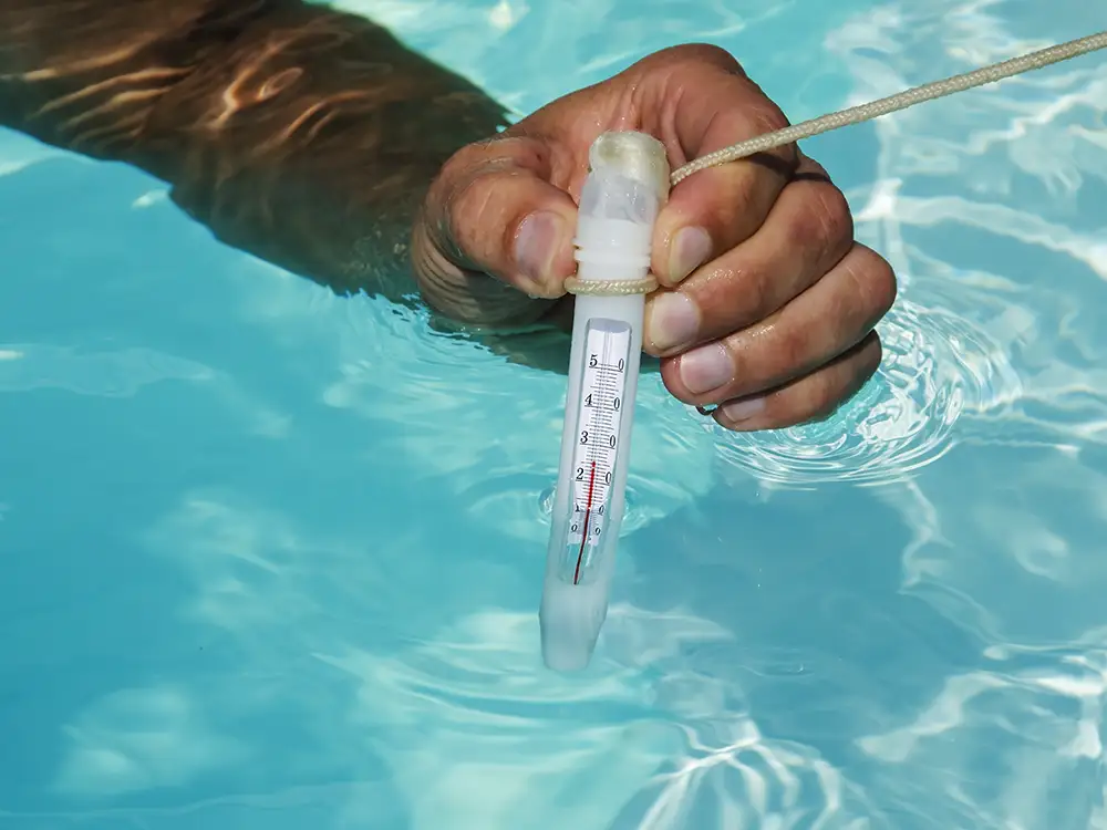 030923-HeatYourPool-2 Pool thermometer to check swimming pool temperature