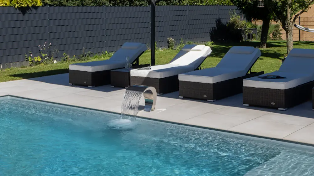 042624-ElevatePoolWaterFeatures-3Cobra The Cobra water curtain from Leisure Pools