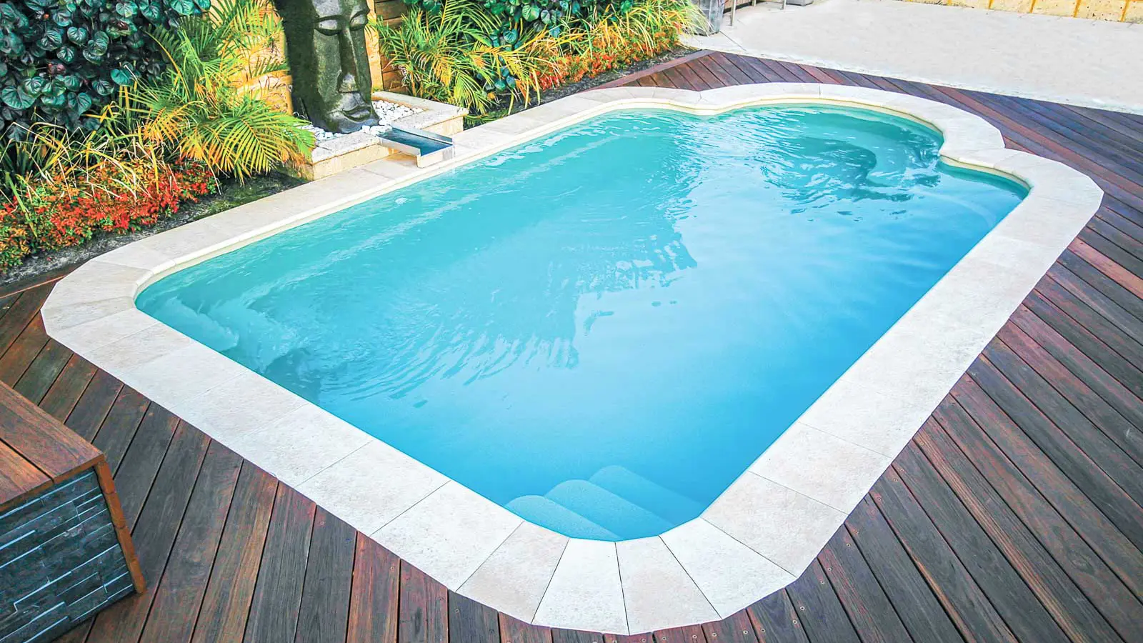 Leisure-Pools-Courtyard-Roman-fiberglass-pool The Courtyard Roman, a fiberglass pool with individual seating carved at one end