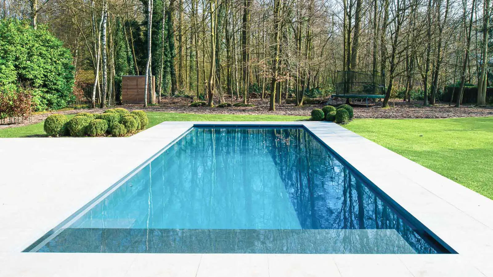 Leisure-Pools-Cube-fiberglass-pool The Cube, a fiberglass pool with a high water line and cover box