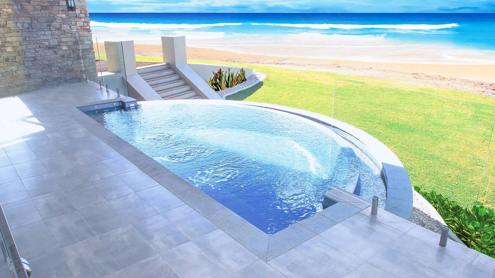 Leisure-Pools-Horizon-fiberglass-pool The Horizon, a fiberglass pool with an invisible edge built into it