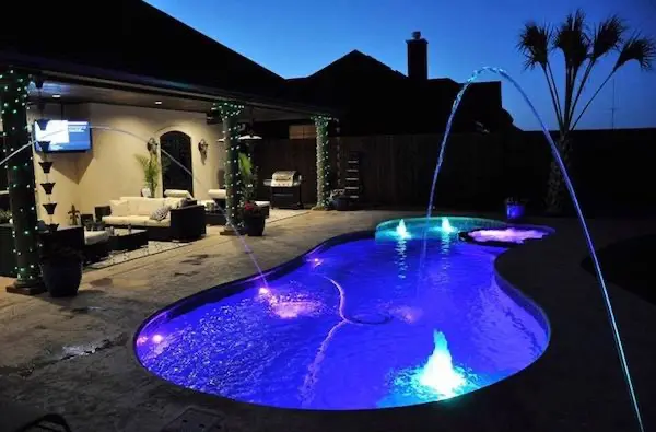 LeisurePoolsAU_Allure_SapphireBlue_SpencerGulf_2018 swimming pool deck jets