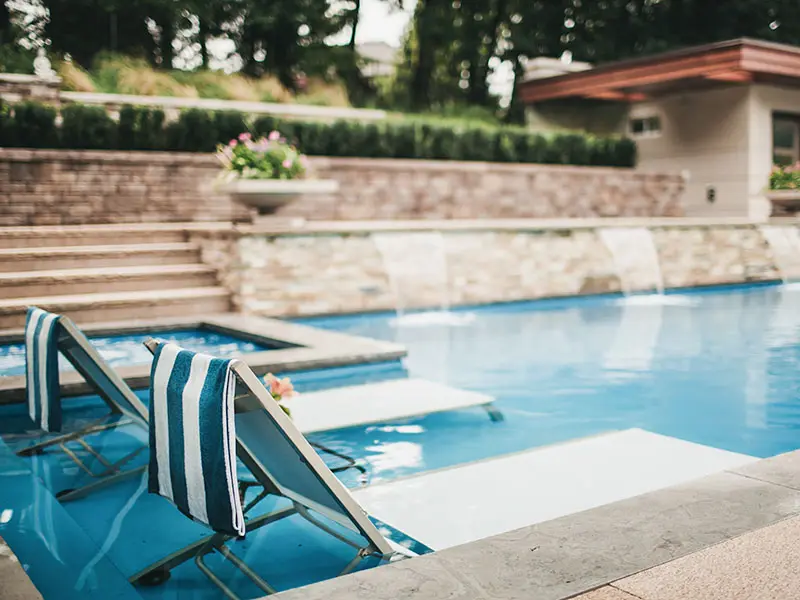 SunShelf-Ultimate2 Leisure Pools Ultimate fiberglass swimming pool features a tanning ledge
